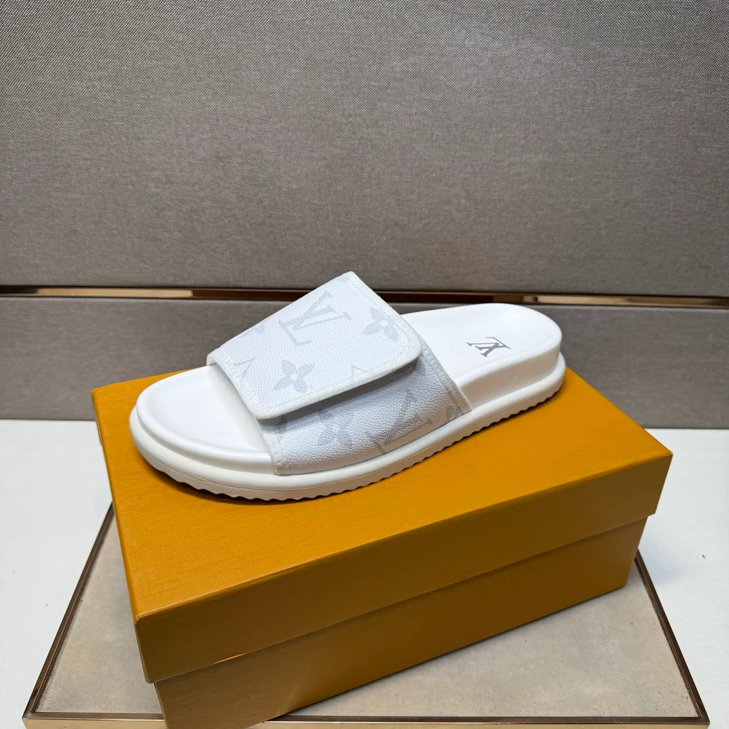 ⬛️Men's shoes 💰p320 [LV～] Men's casual slippers 2025z cabinet sales simultaneously 🔶Size: 38-44 #️⃣ 🔷3 colors🔜The upper is made of multi-material splicing ➕Genuine leather lining, comfortable and breathable, sole: original comfortable and wear-resistant outsole, ⚠️real thing📱photographed🎬real thing is better📢📢📢